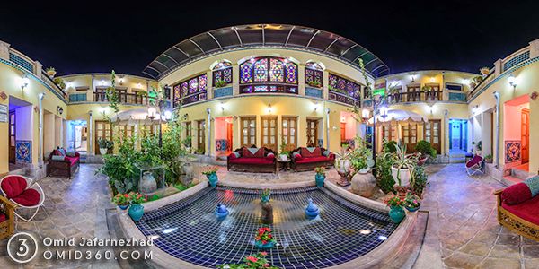 تور مجازی هتل طلوع خورشید اصفهان - عکس پانورما گسترده از حیاط هتل اقامتگاه سنتی در شب پنجره های رنگی و حوض 